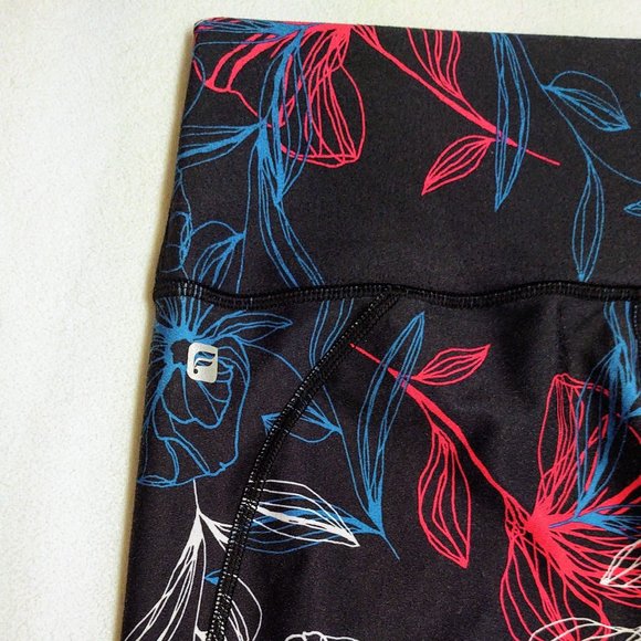 Fabletics Powerhold capri leggings, black floral - Picture 5 of 6